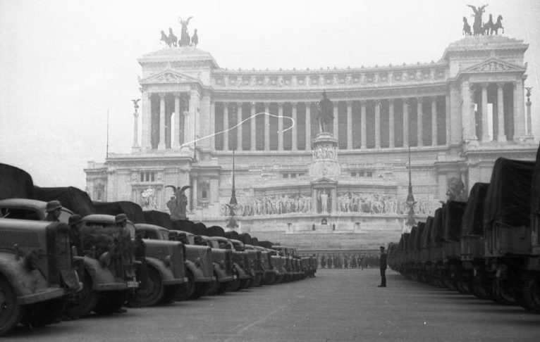 Немецкие грузовики в центре города. 1943 г.
