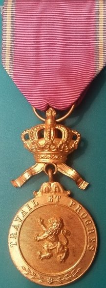 Аверс и реверс золотой медали Королевского ордена Льва.