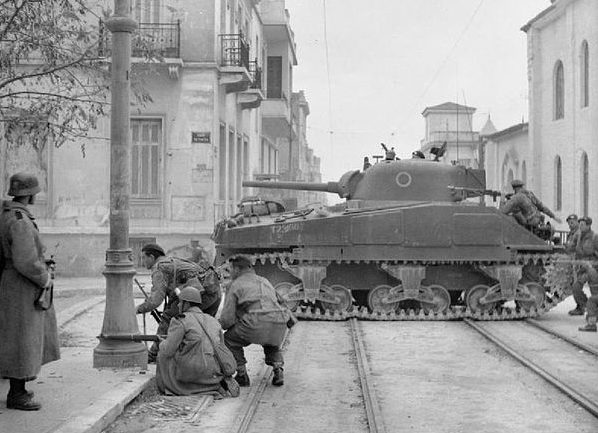 Британские танки «Шерман» в Афинах. Декабрь 1944 -январь 1945 гг.