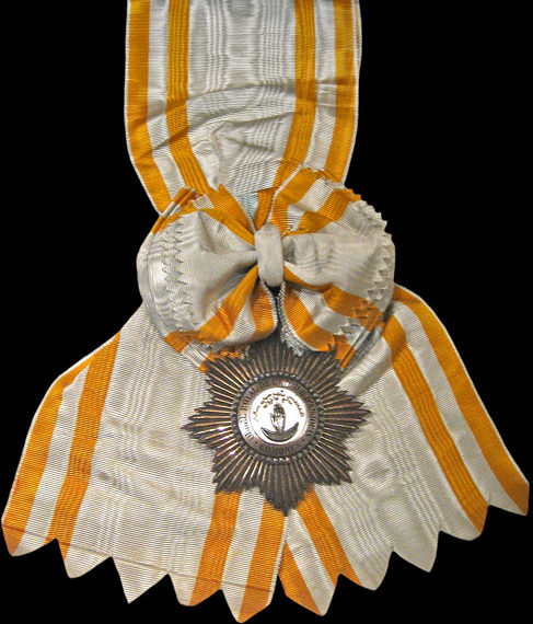 Знак Кавалера Большого креста ордена Звезды Анжуана на ленте-перевязи.
