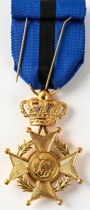 Аверс и реверс знака Офицера Ордена Леопольда II.