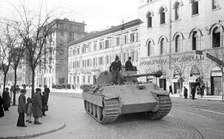 Немецкий танк «Пантера» на перекрестке улиц Алессандро Манцони и Эмануэле Филиберто. Февраль 1944 г. 
