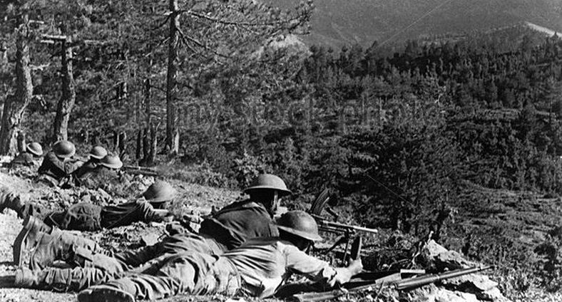 Солдаты правительственных войск в бою против партизан. 1947 г.