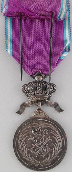 Аверс и реверс серебряной медали Королевского ордена Льва.