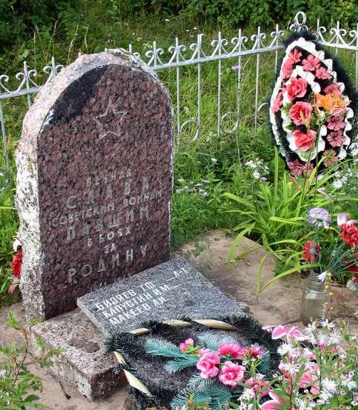 д. Пристань Лужского р-на. Памятник, установленный на братской могиле, в которой похоронено 4 советских воина, в т.ч. 2 неизвестных.