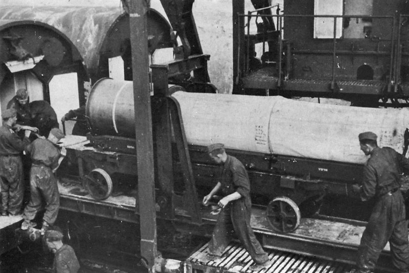 Заряжание «Доры» снарядом весом 7088 килограмм, и двумя пороховыми зарядами по 465 килограмм каждый и гильзы весом 920 килограмм. Февраль-март 1942 г. 