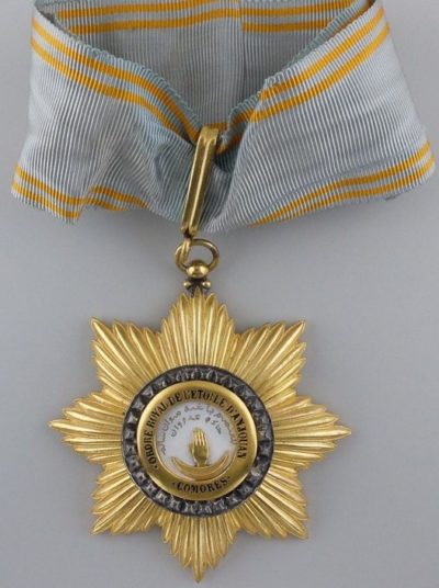 Знак Командора ордена Звезды Анжуана на шейной ленте.