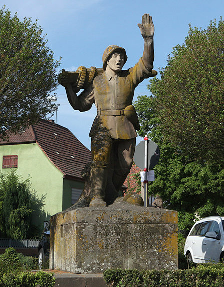 г. Оденхайм, коммуна Эстринген. Мемориал павшим немецким солдатам в обеих мировых войнах.
