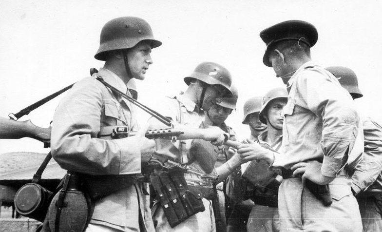 Английский офицер и немецкие солдаты на Крите во время войны с партизанами. 