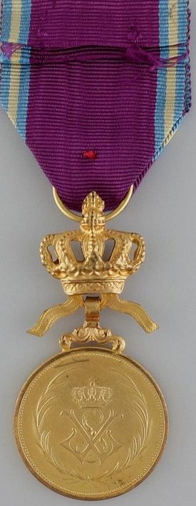 Аверс и реверс бронзовой медали Королевского ордена Льва.