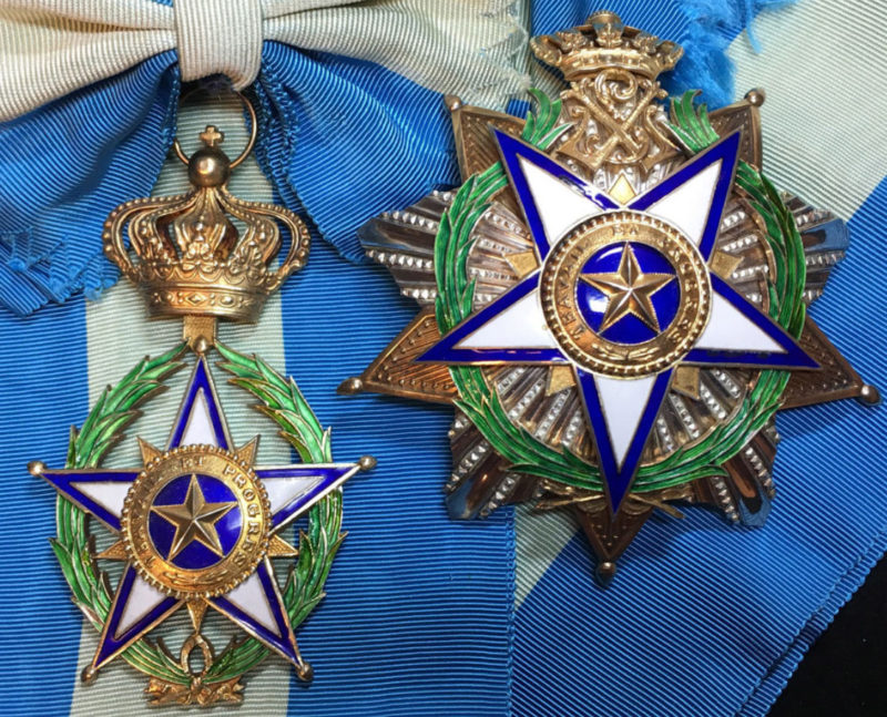 Знак Большого креста Ордена Африканской звезды на ленте-перевязи со звездой ордена.