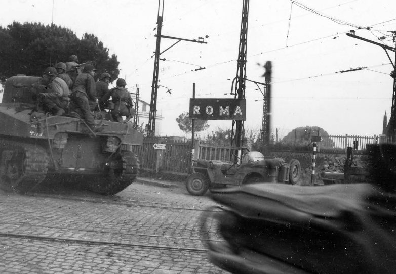 Американские танки «Шерман» входят в Рим. Июнь 1944 г. 