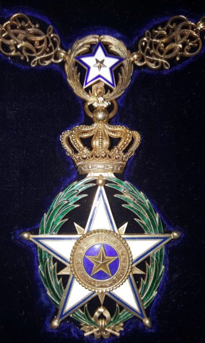 Вариант Большого креста Ордена Африканской звезды на золотой цепи короля Конго Бодуэне.