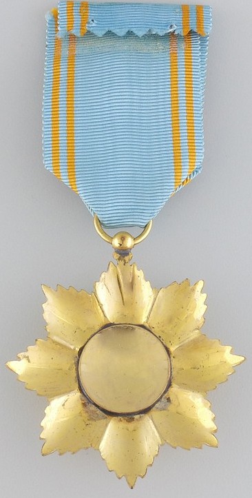 Аверс и реверс знака Офицера ордена Звезды Анжуана с розеткой на ленте.