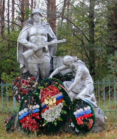 Памятник у братских могил. 