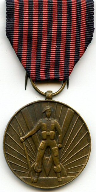 Аверс и реверс медали Добровольцев 1940-1945. 
