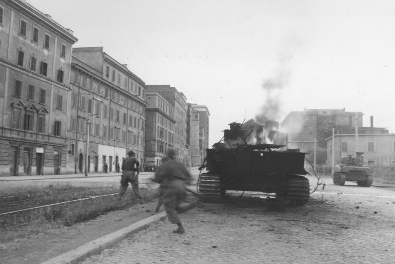 Американские солдаты на улице Виа Пренестина. Июнь 1944 г. 