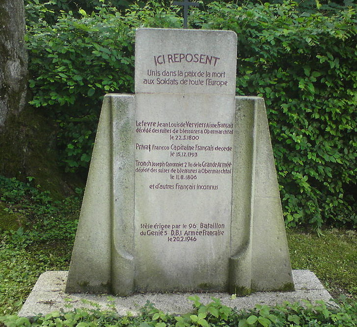 Мемориальный камень французским солдатам.