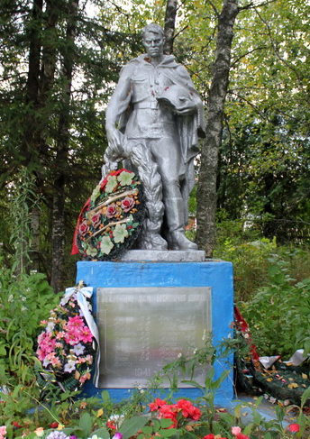 д. Свирь Тихвинского р-на. Памятник был установлен в 1959 году на братских могилах, в которых захоронено 70 советских воинов, в т.ч. 51 неизвестный.