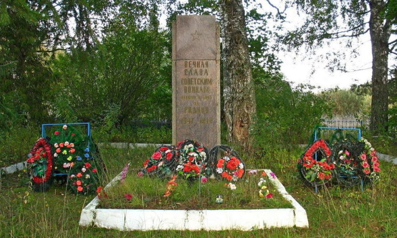 Памятник у братских могил.