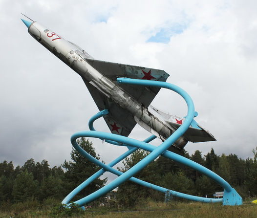 Памятник-истребитель МиГ-21.