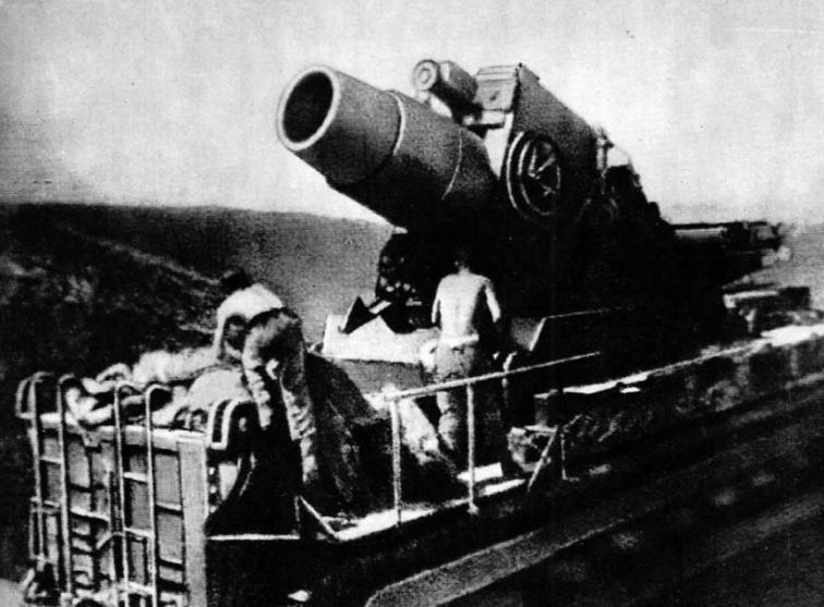 Немецкая 600-мм мортира «Карл» на огневой позиции под Севастополем. 1942 г.