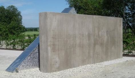г. Роттенбург-ам-Неккар р-н Хайльфинген. Памятная стела на месте концлагеря в память о 601 погибшем невольнике. 