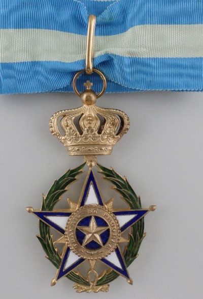 Знак Командора Африканской Звезды на шейной ленте.