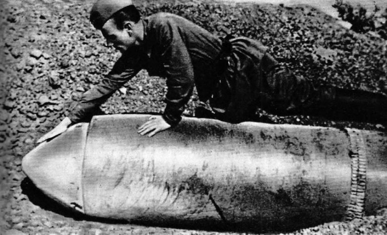 Неразорвавшийся 600 мм. снаряд, упавший на 30 батарею береговой обороны. 1942 г.
