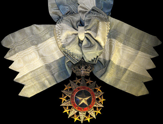 Знак Кавалера Большого креста ордена Нишан-эль-Ануара на ленте-перевязи.