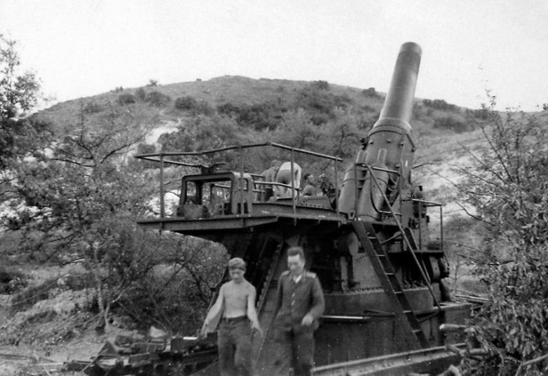 420-мм мортира «Гамма» на позиции под Севастополем. 1942 г.