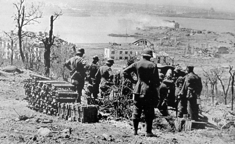 Немцы из 105-мм гаубицы обстреливают город. Июнь 1942 г.
