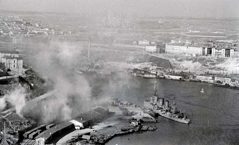 Боевые корабли устанавливают дымовую завесу по сигналу воздушной тревоги в Севастопольской бухте. Апрель 1942 г. 
