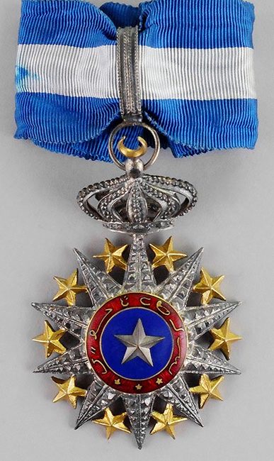 Знак Командора ордена Нишан-эль-Ануара на шейной ленте.