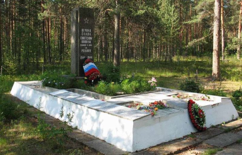 п. Толмачёво Лужского р-на. Памятник, установленный на братской могиле, в которой похоронено 288 советских воинов.