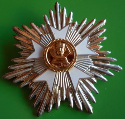 Аверс и реверс звезды ордена «За заслуги и честь».