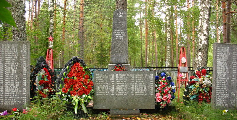 п. Толмачёво Лужского р-на. Памятники, установленные на братских могилах, в которых похоронено 363 советских воина, в т.ч. 95 неизвестных. 