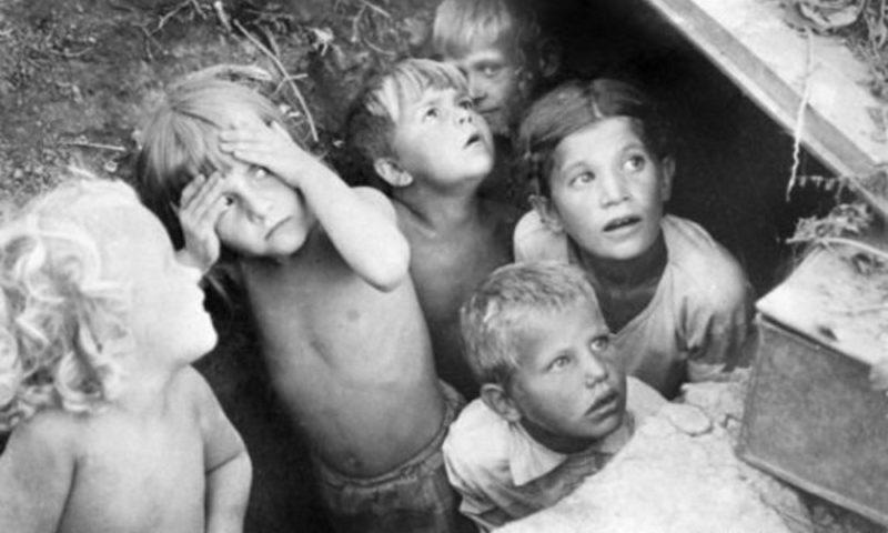 Севастопольские дети во время авианалета. Июнь 1942 г.