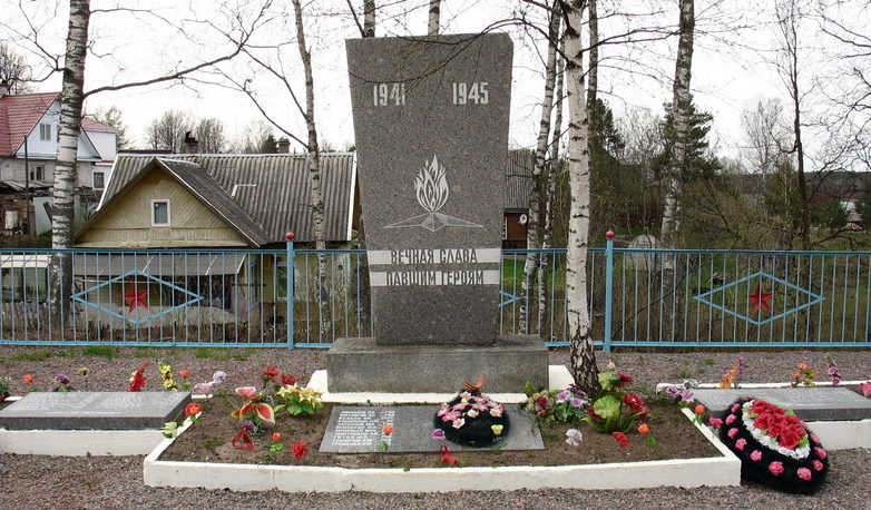 п. Толмачёво Лужского р-на. Памятник, установленный на братской могиле, в которой похоронено 103 советских воина, в т.ч. 62 неизвестных. 