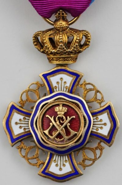 Аверс и реверс Большого креста Королевского ордена Льва.