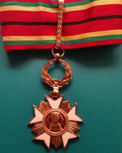 Аверс степени Великого офицера ордена «За заслуги и честь».