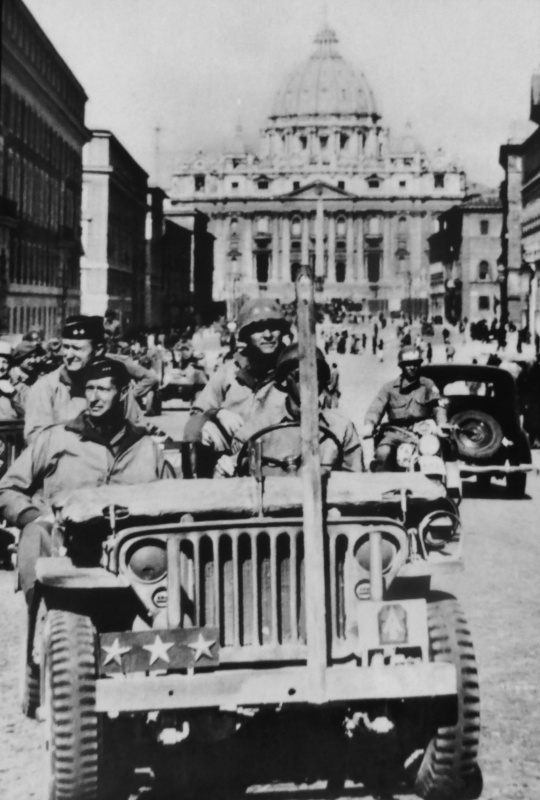 Командующий 5-й американской армией генерал-лейтенант Марк Кларк в освобожденном Риме. 5 июня 1944 г.