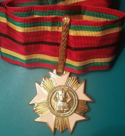 Аверс и реверс степени Командора Ордена заслуг.