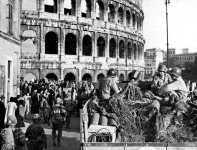 Американские солдаты у Колизея. 5 июня 1944 г.
