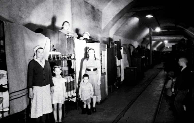 Вид общежития севастопольцев находящегося в туннеле. Июнь 1942 г.