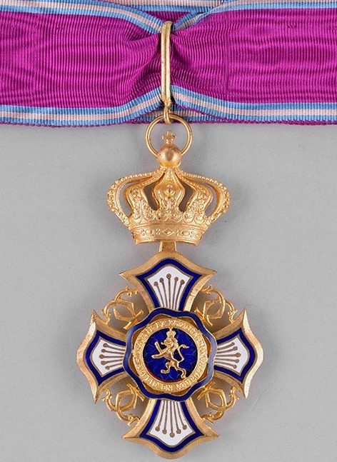 Знак Великого офицера Королевского ордена Льва на шейной ленте.