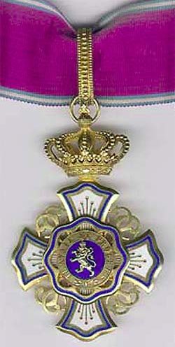 Знак Командора Королевского ордена Льва на шейной ленте.