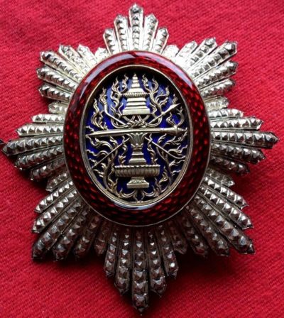 Аверс и реверс звезды знака Великого офицера ордена Камбоджи.