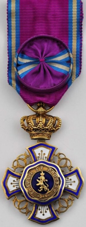 Аверс и реверс знака Офицера Королевского ордена Льва.