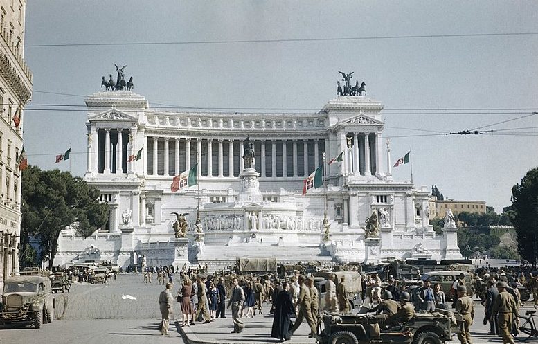 Американские солдаты площади Пьяцца Венеция в Риме. 1944 г. 